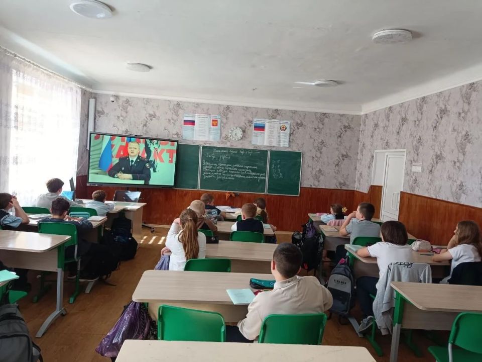 В Лутугинской средней школе № 1 прошёл профилактический видеолекторий