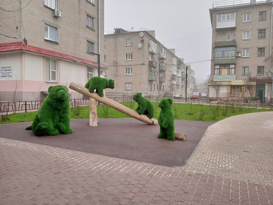 Андрей Рубанцов: Уважаемые ровенчане!. Призываю вас бережно относиться к территории и оборудованию, установленному на детской площадке по ул. Ленина