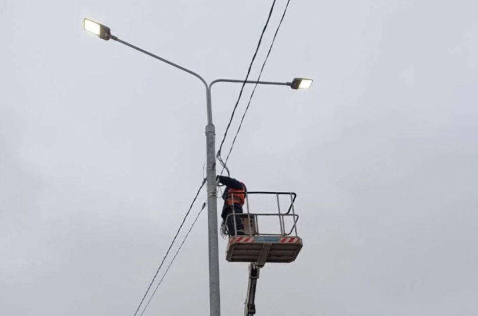 В Луганске по просьбам жителей заменили старые опоры освещения
