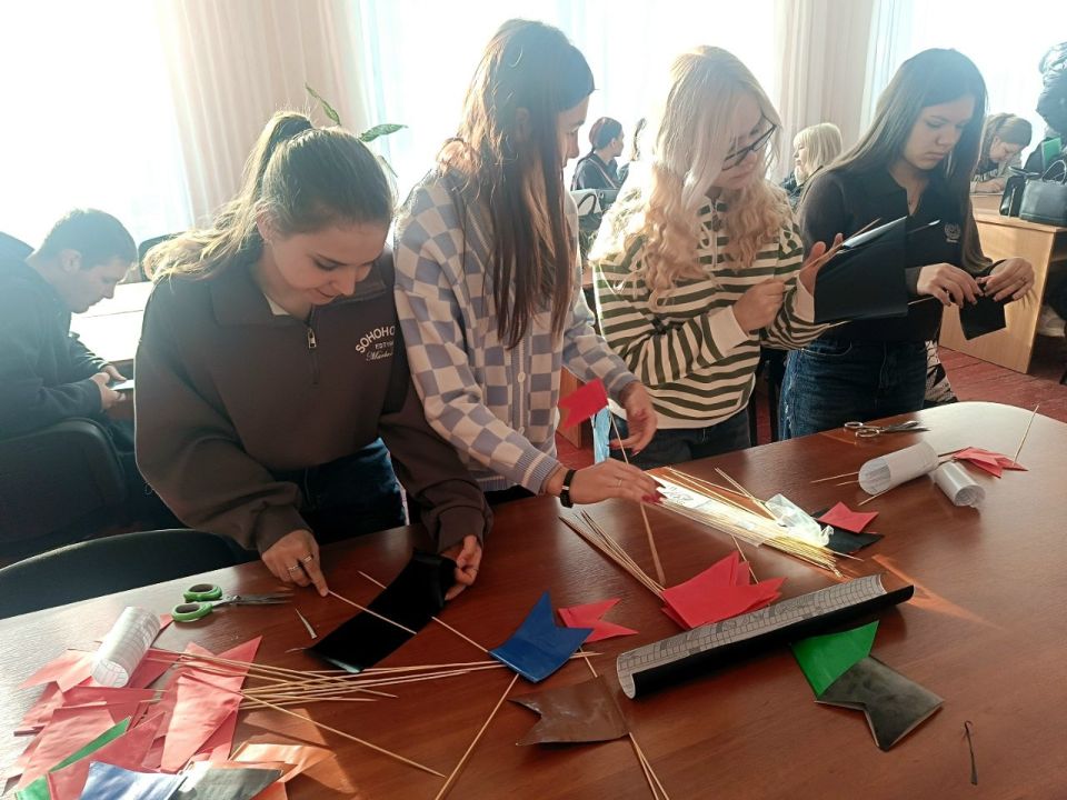 В Ровеньках провели мастер-класс по изготовлению противоминных флажков!