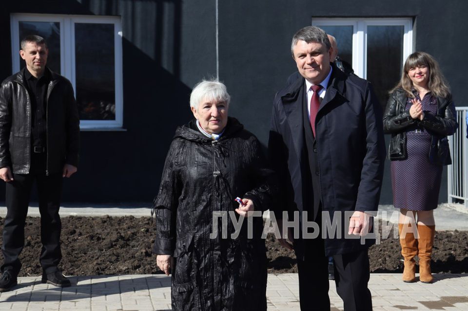 Глава ЛНР Леонид Пасечник вручил ключи от квартир в новом жилом комплексе «Красноярский» 31 семье из Свердловска