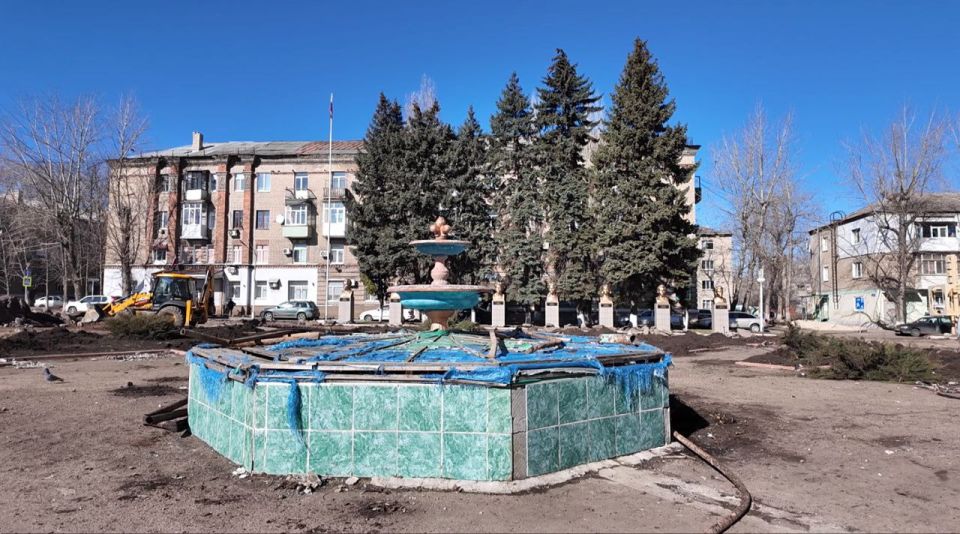 Сегодня на площади у ДК «Юность» продолжаются демонтажные работы