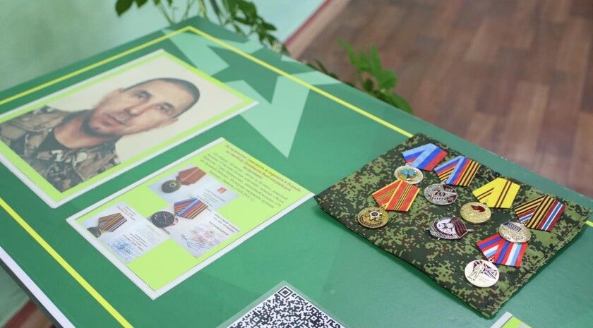 «Парты героя» в честь защитника ЛНР и экс-директора школы открыли в Роскошном