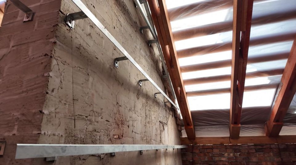 На кровле дома Коцюбинского, 4 (Молодогвардейск) сегодня обшивают вентиляционные шахты