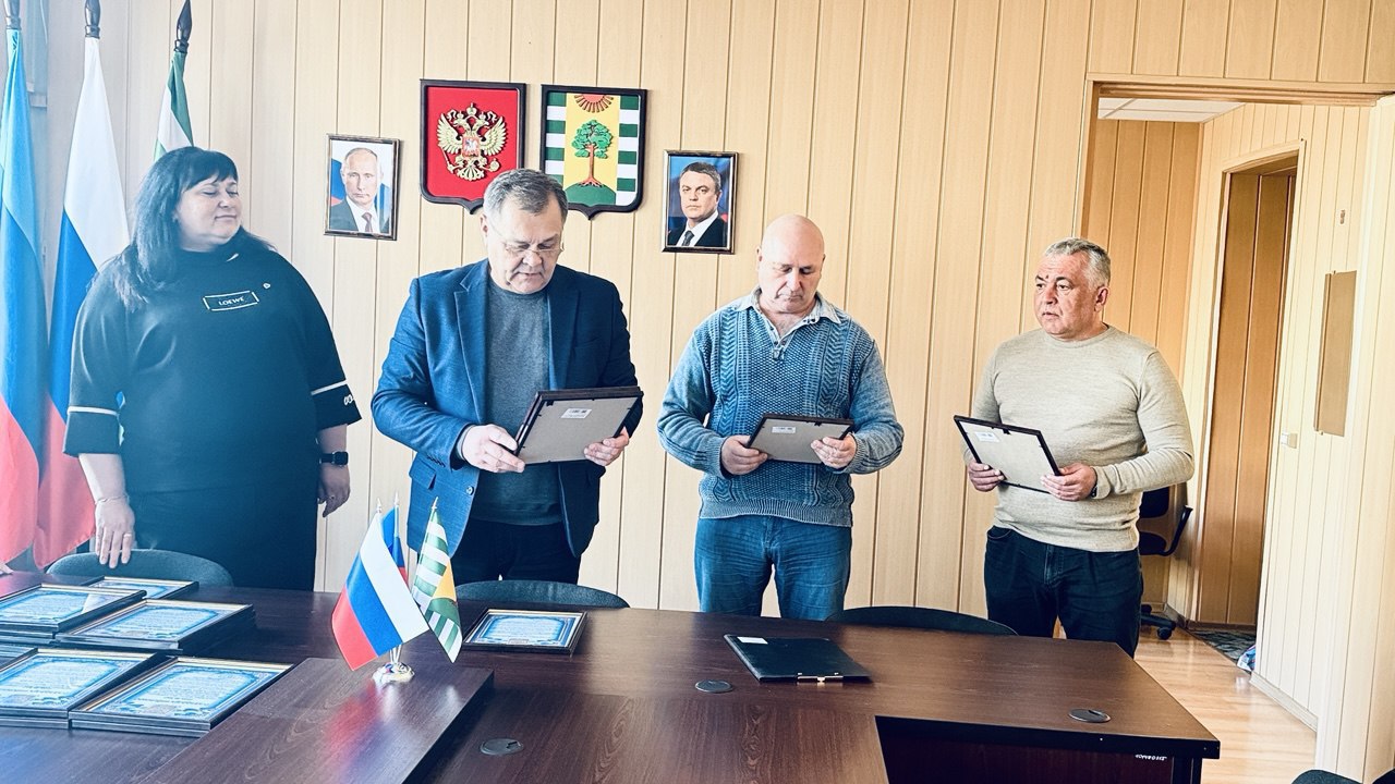 Первый заместитель главы администрации Игорь Шмидт совместно с заместителем председателя Совета Натальей Прищепой, начальником Управления ЖКХ Константином Мартовицким и Геннадием Царьковым поздравили работников бытового...