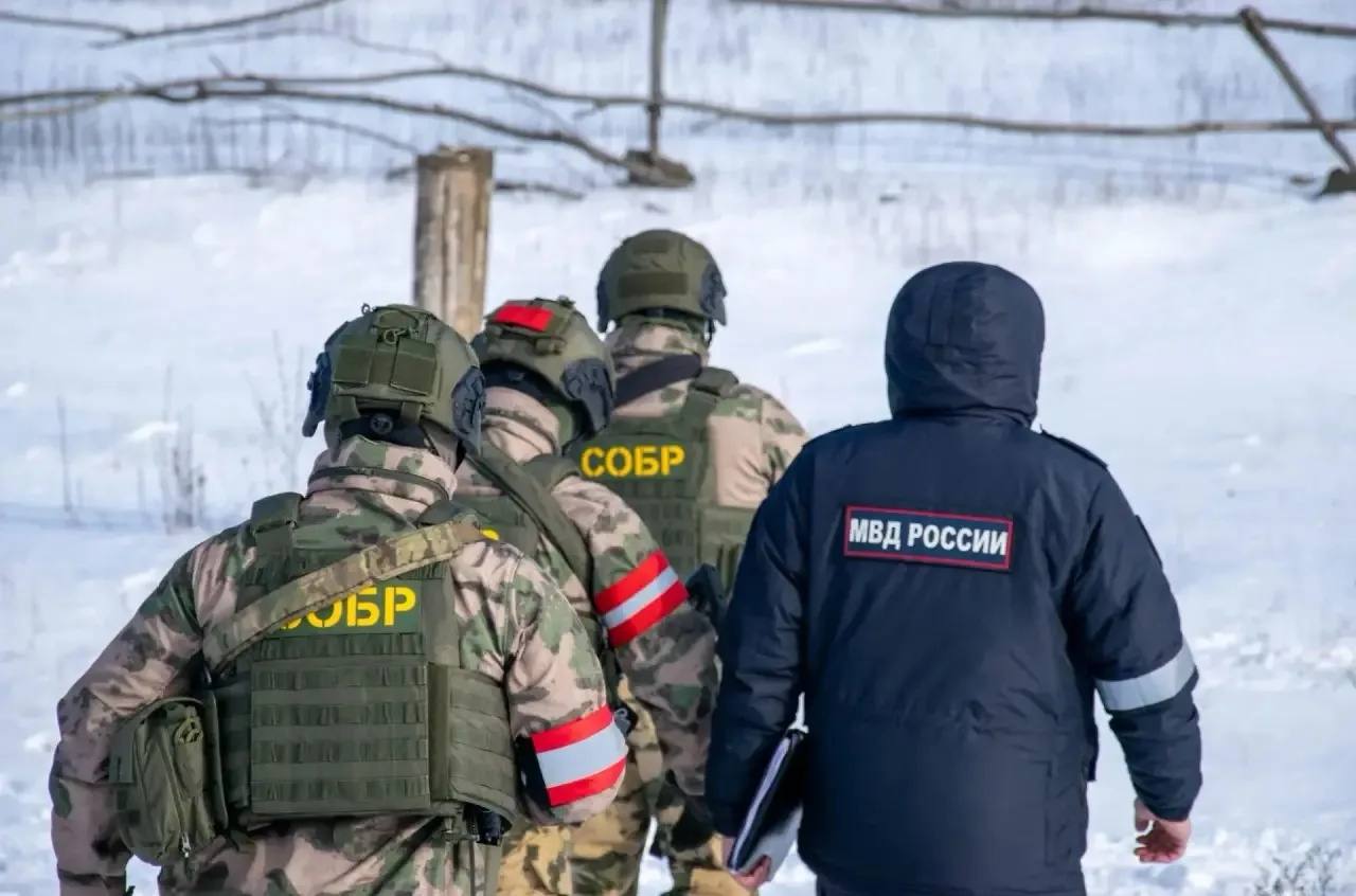 Сотрудники и военнослужащие Росгвардии, выполняющие задачи в ЛНР, обнаружили в хозяйственной постройке деревянный ящик, в котором находились гранаты и другие взрывоопасные предметы