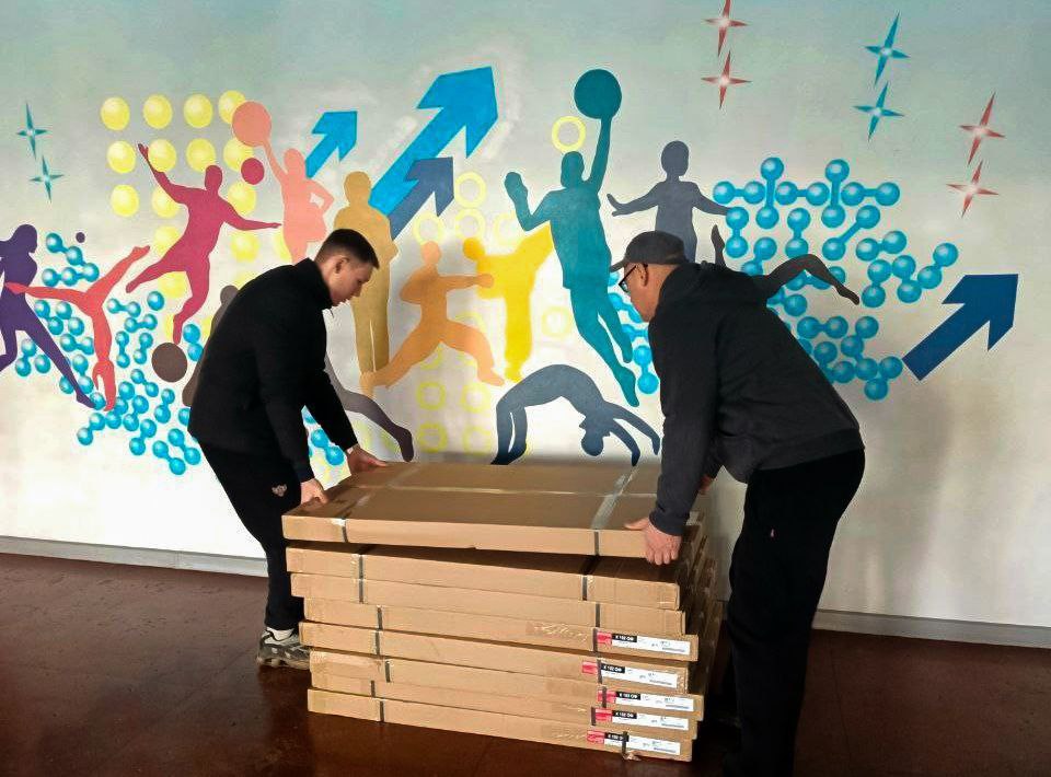 Светлана Гребенькова: В рамках реализации проектов Президентского фонда культурных инициатив (ПФКИ) и поддержке государства, сегодня наши спортивные школы получили поставку новой, современной офисной мебели и...