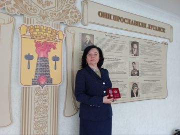 Медаль "За верность долгу" вручили директору "Луганского муниципального архива" Ольге Юрьевне Ткаченко