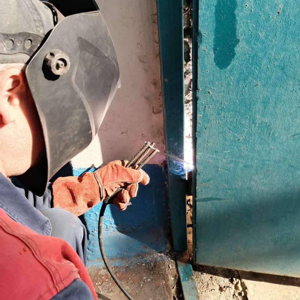 Брянковский филиал НКО «Единый региональный фонд по управлению МКД на территории ЛНР» продолжает работы в рамках текущего ремонта многоквартирных домов