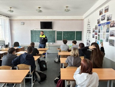 Сотрудник ОГИБДД ОМВД России «Краснолучский» провел познавательную викторину для учащихся 8 класса ГБОУ ЛНР «Краснолучская школа №4»