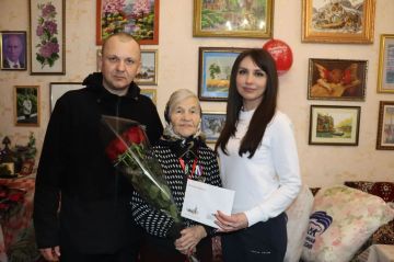 Яна Сылкина: 100 лет - это целая эпоха. Вместе с временно исполняющим полномочия Главы городского округа Павлом Дреевым поздравили со столетним юбилеем Вихрову Евдокию Романовну