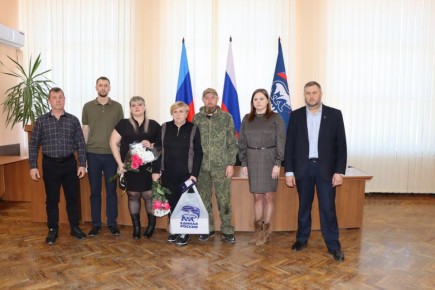 В Администрации Лутугинского округа прошло вручение памятных медалей «Мать солдата»