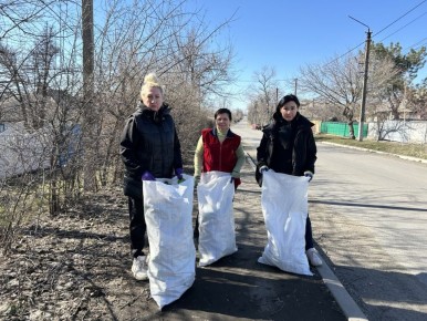 С установлением благоприятных погодных условий, сотрудниками отдела жизнеобеспечения г.Вахрушево, г.Миусинск, пгт.Хрустальное были проведены субботники на подведомственных территориях