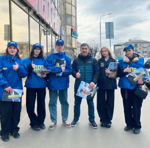 Молодёжная организация ЛДПР ЛНР совместно с депутатом Совета городского округа города Луганска от ЛДПР Мартином Захаряном провела очередную акцию – раздачу партийных газет