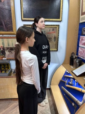 В Музее истории города Первомайска состоялся тематический час «Великих дел мастера», приуроченный к 133-й годовщине со дня рождения выдающегося земляка — инженера-изобретателя Алексея Ивановича Бахмутского