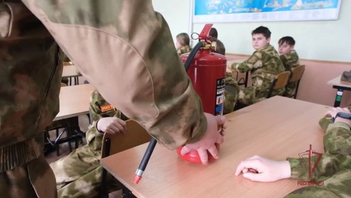 В Луганске инспектор пожарной безопасности провел занятие с воспитанниками профильного класса Росгвардии