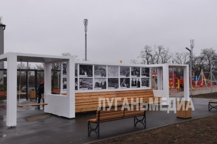 В центре Брянки появился новый арт-объект – уличная выставка «Театральная площадь»