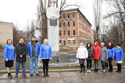 Активисты Первомайского местного отделения «Единой России» почтили память выдающегося земляка Алексея Бахмутского