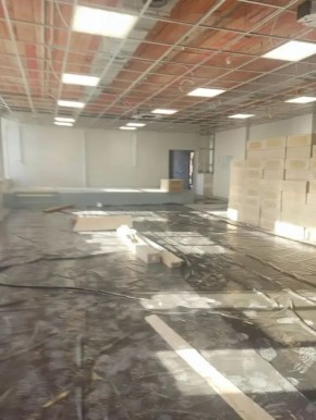 В здании Администрации Беловодского МО при участии региона-шефа Новосибирской области начали укладку линолеума