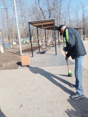 Весеннее преображение: сотрудники парка им. «Молодой гвардии» делают город лучше и уютнее