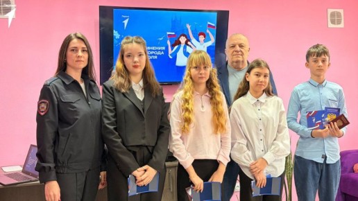 Сегодня принял участие в важном и по-настоящему знаковом мероприятии — вручении паспортов нашим юным жителям Лутугинского муниципального округа