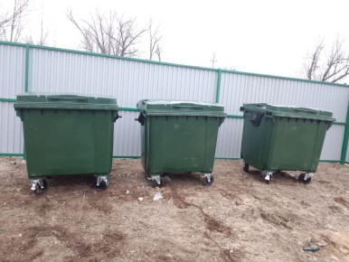 Владимир Чернев: Работники МБУ Центр "Благоустройство" установили закупленные за счёт муниципального бюджета мусорные контейнеры на оборудованной площадке сбора ТКО на территории городского кладбища в с. Чмыровка