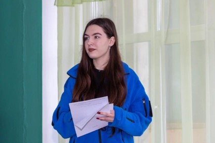 История в руках молодежи. Ученики 8-9 классов Луганской школы погрузились в урок мужества, который провели для них сотрудники Республиканского центра художественно-эстетического творчества и организации «Волонтеры Победы»