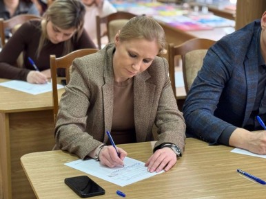 «Россия – семья семей»: в Луганске написали диктант, посвященный Дню воссоединения Крыма и Севастополя с Россией