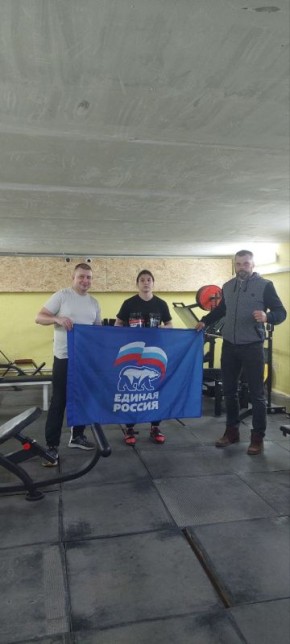 Врип главы города Рубежного Шаталин Е.И. поздравил спортсменку Елецкую Людмилу, обучающаяся в МБУ ДО «РСШ» на отделение паурлифтинга, с выполнила норматива кандидата в мастера спорта