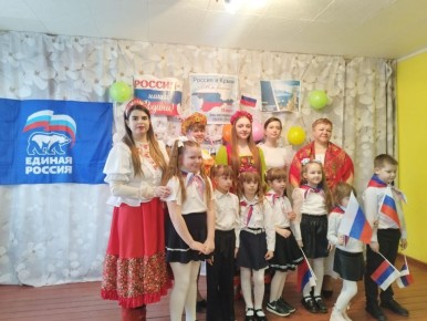 В поселке Краснодон годовщину воссоединения Крыма с РФ отметили праздничным концертом