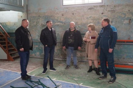 С советником Главы Республики Хакасия по взаимодействию с новыми территориями Леонидом Лапиным проинспектировали ход работ в Володарской СШ