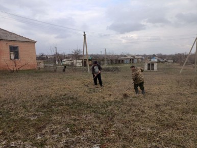 С целью обеспечения благоприятной среды на территории отдела жизнеобеспечения села Благовка Администрации городского округа город Ровеньки продолжаются работы по благоустройству территории