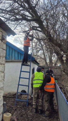 В рамках акции "Добрые дела" сотрудники отдела жизнеобеспечения пгт Дзержинский, пгт Нагольно Тарасовка оказали помощь одинокому, пожилому жителю пгт Нагольно-Тарасовка, который обратился с проблемой нависания ветвей...