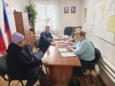 «Наш долг – поддерживать семьи, потерявшие своих родных»: выездная встреча с родными военнослужащих в посёлке Юрьевка