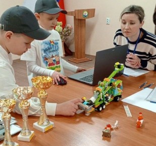 Первая победа юных роботосроителей Краснодонщины на республиканском турнире