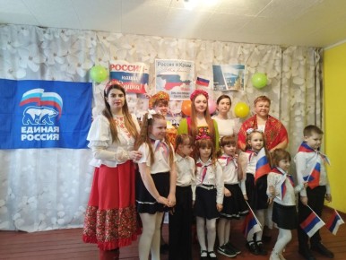 В поселке Краснодон годовщину воссоединения Крыма с РФ отметили праздничным концертом