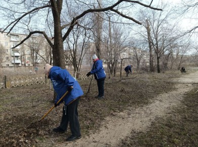 Депутаты и активисты первичных отделений партии "ЕДИНАЯ РОССИЯ" Северодонецка присоединились к общегородскому субботнику