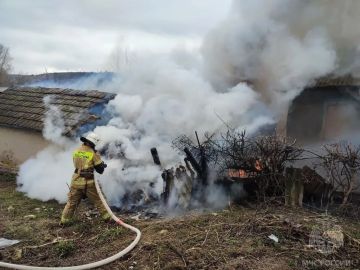 Спасатели МЧС отстояли жилой дом в Новоайдарском районе