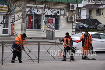 В Краснодоне проходит муниципальный субботник