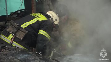 Автомобиль и постройка загорелись в центре Луганска