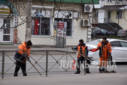 В Краснодоне проходит муниципальный субботник