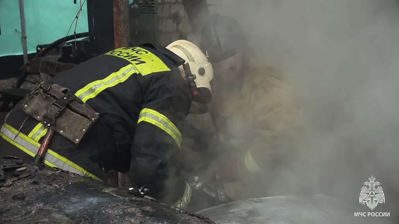 Автомобиль и постройка загорелись в центре Луганска