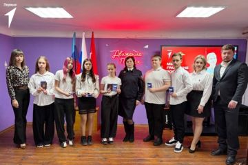 Торжественная выдача первых паспортов РФ продолжается в Свердловске