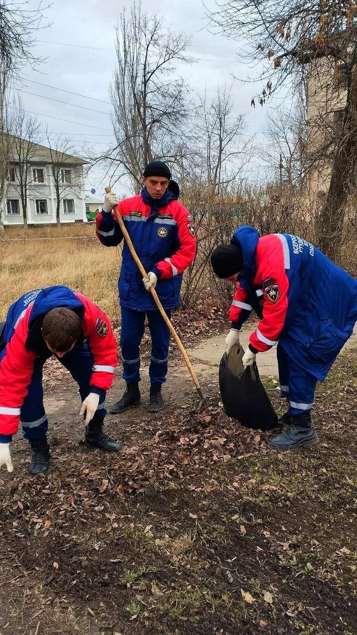 Вчера территория факультета преобразилась благодаря усилиям добровольцев ССО «Молодогвардеец» ЛугРО ВСКС, студентов Краснодонского факультета инженерии и менеджмента (филиал) ЛГУ им. В. Даля
