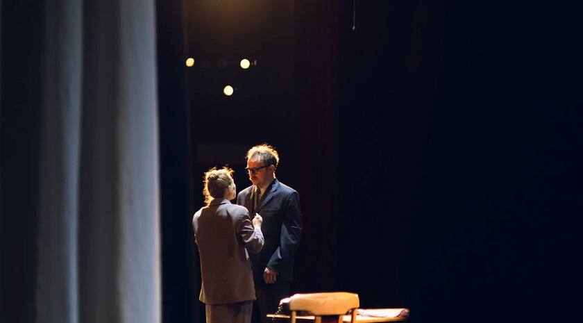 Луганский академический русский драматический театр имени Павла Луспекаева представил премьеру спектакля «Сослуживцы» по одноименной пьесе Эмиля Брагинского и Эльдара Рязанова