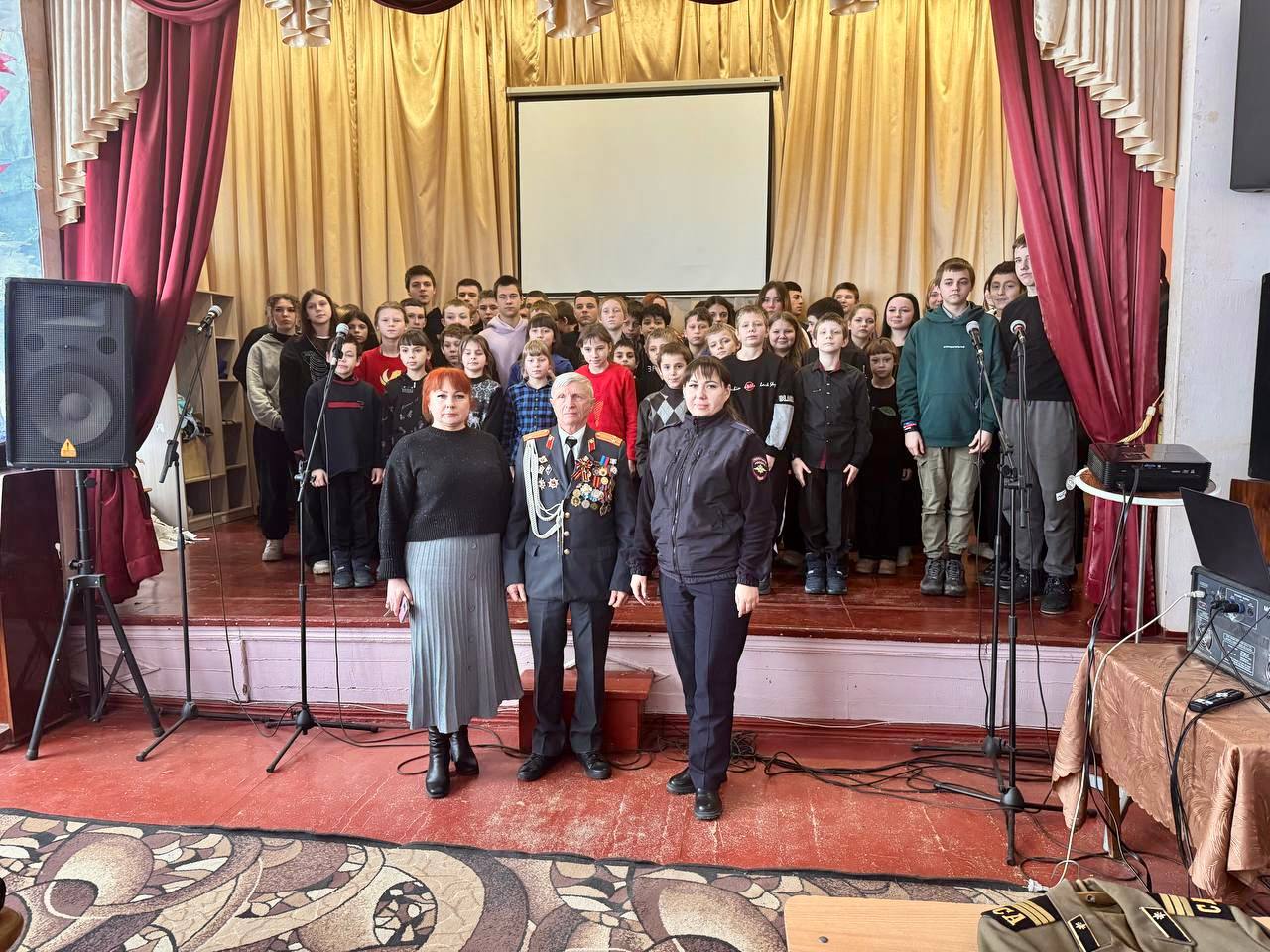 111111Просмотр фильма, встреча с ветераном МВД и полезные знания – всё это организовали для школьников полицейские Стаханова
