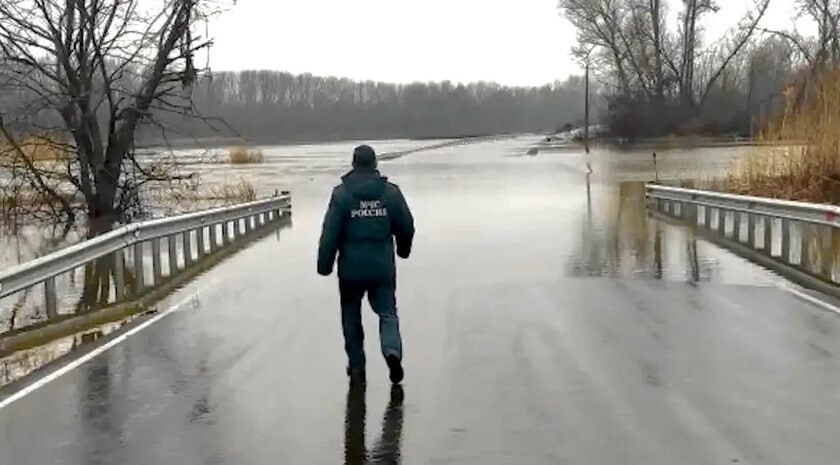 В ЛНР в зоне подтопления остаются подтопленными три низководных моста в селах Балакировка, Хворостяновка и поселке Новоайдар