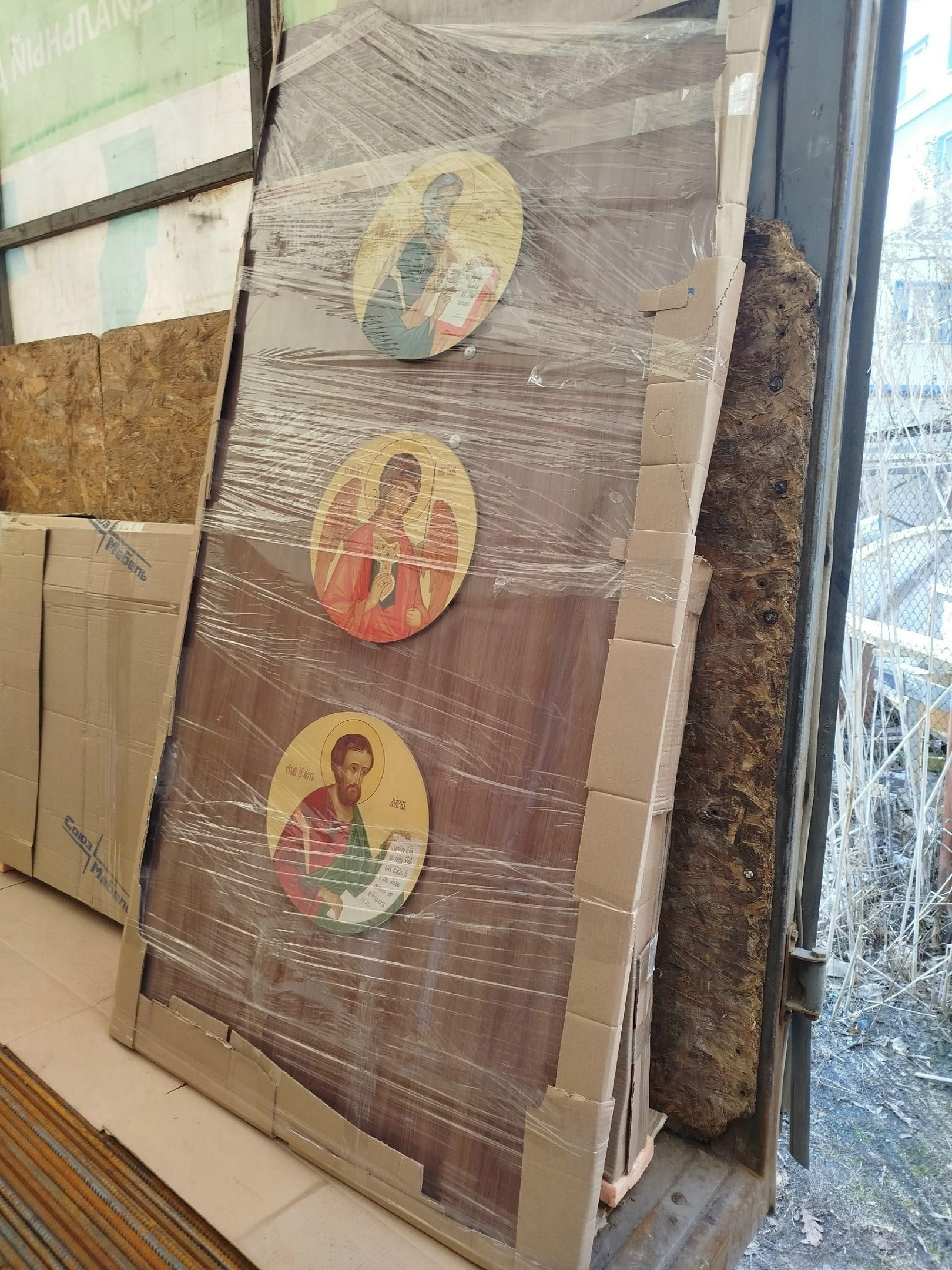 В селе Бараниковка ЛНР приступили к установке уникального иконостаса из Воронежа