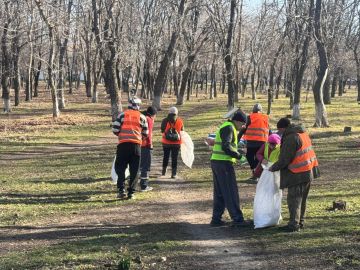 Сегодня, 23 марта 2026 года, МУП "ЖЭК" г. Ровеньки совместно с работниками отдела жизнеобеспечения пгт Дзержинский, пгт Нагольно-Тарасовка были проведены плановые работы по уборке территории поселка Дзержинский от мусора