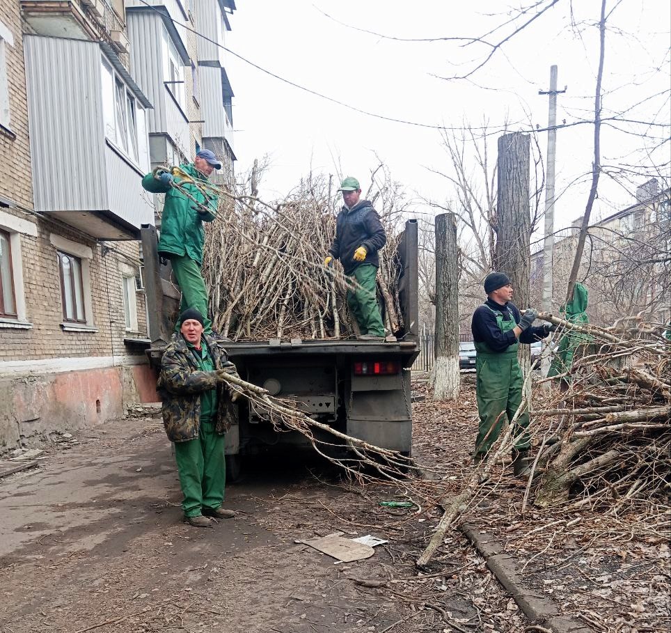Уход за зелёными насаждениями: работы в Антрацитовском муниципальном округе
